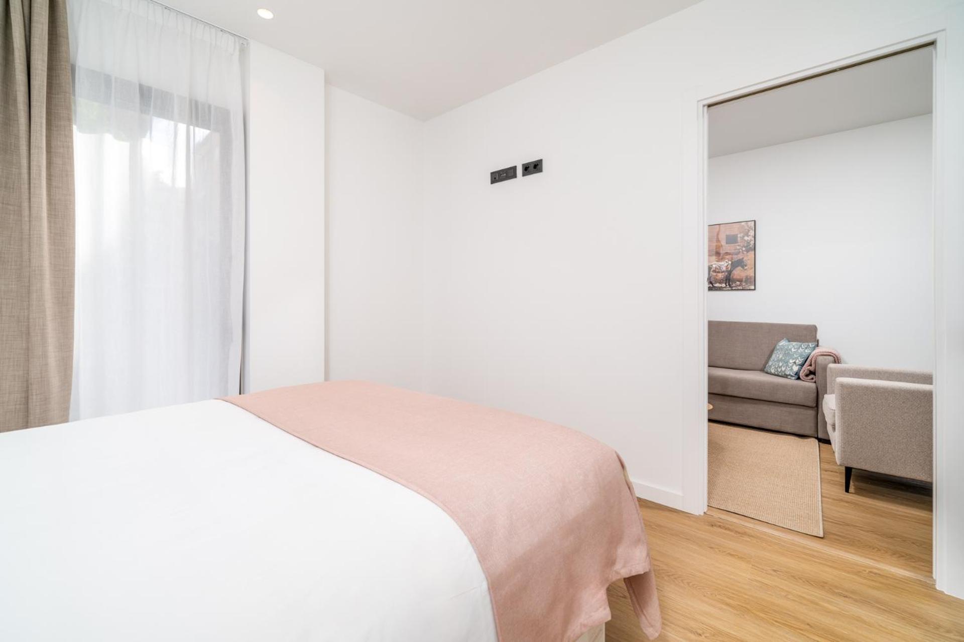 Limehome Barcelona Placa Pirineus L’Hospitalet de Llobregat Exterior foto